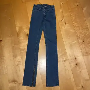 Ett par oanvända Tiger jeans säljes. Dragkedja längs ner på insida av ben.  Style: Dixon. Storlek W27, L32