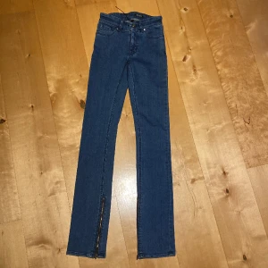 Tiger of Sweden jeans - Ett par oanvända Tiger jeans säljes. Dragkedja längs ner på insida av ben.  Style: Dixon. Storlek W27, L32