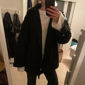 Kort kappa  - En jättefin och varm kort kappa från weekday. Passar perfekt till vintern. Köptes för 1000 kr 