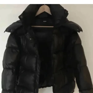 Vinterjacka bikbok - Hejj! Säljer nu min andra bikbok jacka då jag inte använder den så mycket. Perfekt på vintern och mycket varm💗 Bara att komma privat vid frågor