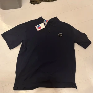 Districk fortysix mega polotröja - Polo tröja säljer pga för stor den är bara provad ny pris 499 kr