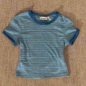 Weekday Randig Topp - Snygg babytee från Weekday, aldrig använd! 🩵💙