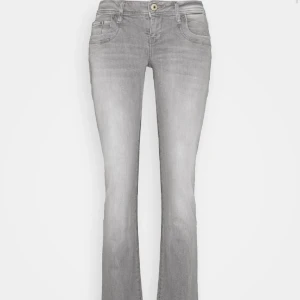 Ltb jeans  - Säljer mina super fina ltb jeans (valerie) då dom är förstora. Aldrig använda och i super bra skick. Skulle också kunna tänka mig byta jeansen mot ett annat par i st 27/30. Nypris: 829kr❤️priset kan diskuteras.