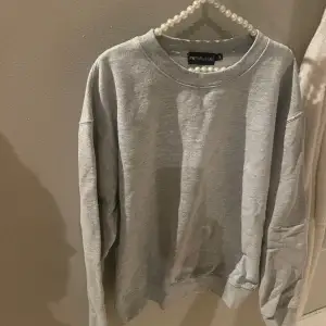 Helt vanlig grå sweatshirt! Säljer pga att jag har för många liknande. Denna är nästan aldrig använd, i väldigt fint skick!