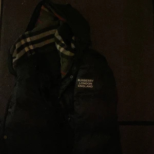 Burberry - Burberry vinterjacka Den är L men sitter som en M då jag har S/M och den sitter ganska bra. Finns ett litet hål i höger ficka och i ena ärmen men inget som märks/stör. Kan skicka fler bilder vid intresse Digitalt kvitto finns. Skriv om du undrar nått