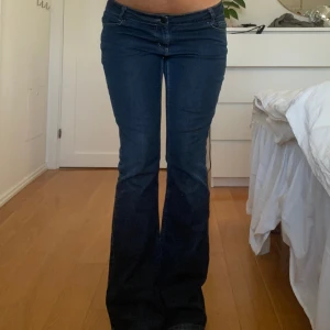Utsvängda jeans - Snygga utsvängda jeans som inte kommer till användning, hon på bilden är 172 för referens💓 står ingen storlek men skulle gissa typ 40