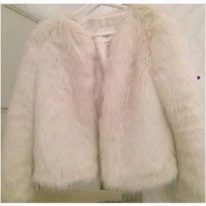 Vit fuskpälsjacka - Vit fuskpälsjacka från mango i fint skick. Bild två lånad