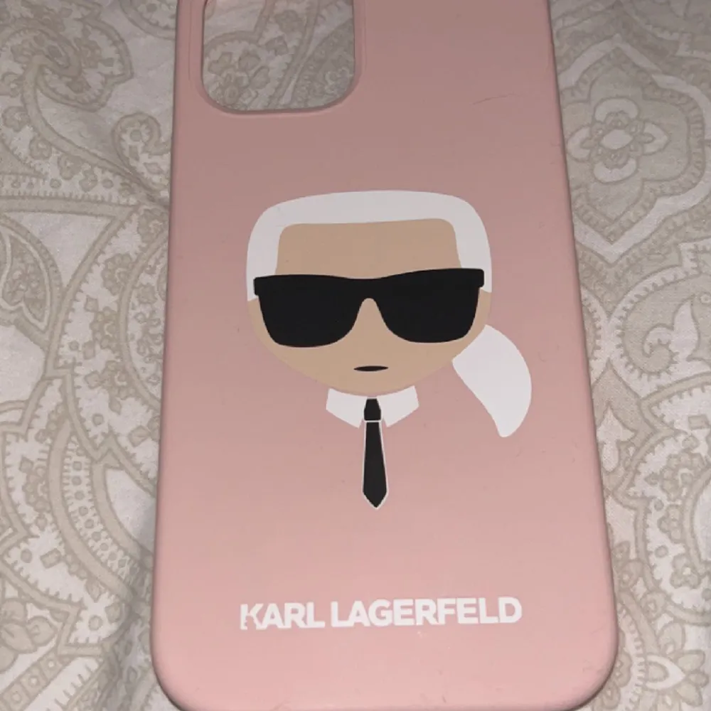 Hej, jag säljer detta mobilskalet Karl Lagerfeld. Då den inte kommer till användning. Just nu kostar den: 350kr men jag säljer den för 150kr! Den är fin och den är inte sönder eller något. Lite av bokstaven k. (iPhone 12 mobilskal) . Övrigt.