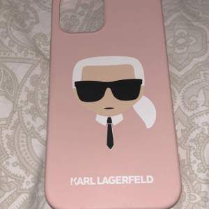 Hej, jag säljer detta mobilskalet Karl Lagerfeld. Då den inte kommer till användning. Just nu kostar den: 350kr men jag säljer den för 150kr! Den är fin och den är inte sönder eller något. Lite av bokstaven k. (iPhone 12 mobilskal) 