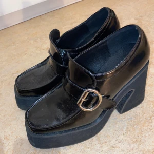 Coola chunky platform pumps - Supercoola skor med spänne och annorlunda klack. Bara använda en gång till shoot.