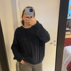 Mörkblå tröja från Carin Wester - Stickad tröja, välanvänd men skön