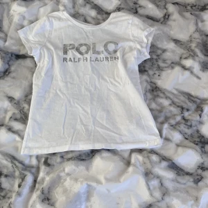 Ralph lauren t-shirt - Fin Ralph lauren t-shirt, inte använd mycket så fint skick. Säljes billigare då trycket inte riktigt ser ut som det gjorde när jag köpte den eftersom jag glömde att vända den ut och in i en tvätt, dock inget man märker av! 250kr+frakt💕