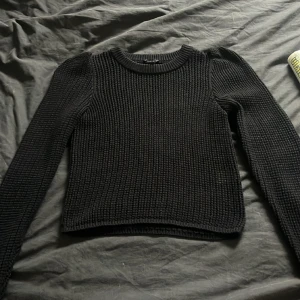 Stickad tröja blusaktig  - Säljer min fina stickade blusaktiga tröja. Super fint skick på tröjan då den bara använd några gånger. Tröjan är från Lindex. Fler bilder vid intresse😁 Fri frakt🌞