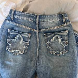 Säljer dessa snygga bootcut jeans då dem är för korta på mig som är 176. Jag skulle säga att jeansen är mellan lågmidjade och midrise i midjan. Skriv privat för fler bilder eller frågor💕