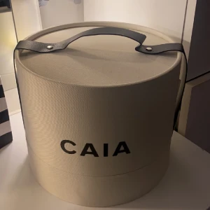 Caias julkalenderbox 2023 - Jag säljer min box från Caias julkalender 2023. Boxen är väldigt fin och är perfekt för exempelvis förvaring, den är stor och rymlig.💕Påsar ingår även! köparen står för frakten. 