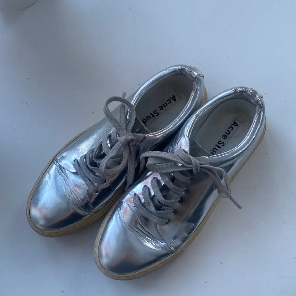 Acne studios sneakers i silver. Skorna är i fint skick, men använda och är i storlek 39. Nypris 3000kr. Skor.