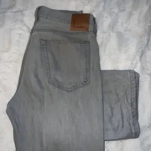 Ish ljus gråa jeans som är i gott skick å ser ut som nya! Köpta på Bikbok ”Low straight”.  Storlek står i midjan;  midja 26/ längd 32