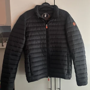 SAVE THE DUCK - Säljer min Save the duck jacka då den inte kommer till användning. Köptes i butik för någon månad sedan och är sparsamt använd. Passar dig som är 175-185 Nypris 1899kr. Mitt pris 500kr