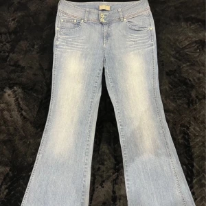 Bootcut jeans - Säljer dessa superfina bootcut lowwaisted jeans❤️‍🔥skriv för mer info! Midjemått 42, innerbenslängden ungefär 80. Buda eller köp direkt för 350kr❤️‍🔥