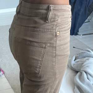 Super fina bruna jeans från lager 157!🤎 ⚠️De har en superliten skroma längst ner på höger ben. 