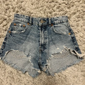 Zara shorts  - Säker dessa zara shorts!! Supersnygga till sommaren, använda men sparsamt!!☺️💞