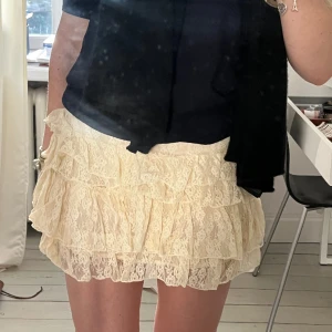 Volangkjol - Såå fin volangkjol i spets 💞