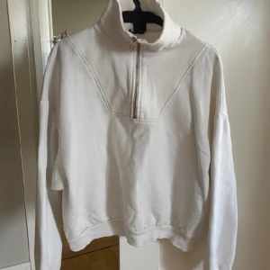 Vit tröja med dragkedja - Använd få gånger. Lite missfärgningar inne vid hakan. 
