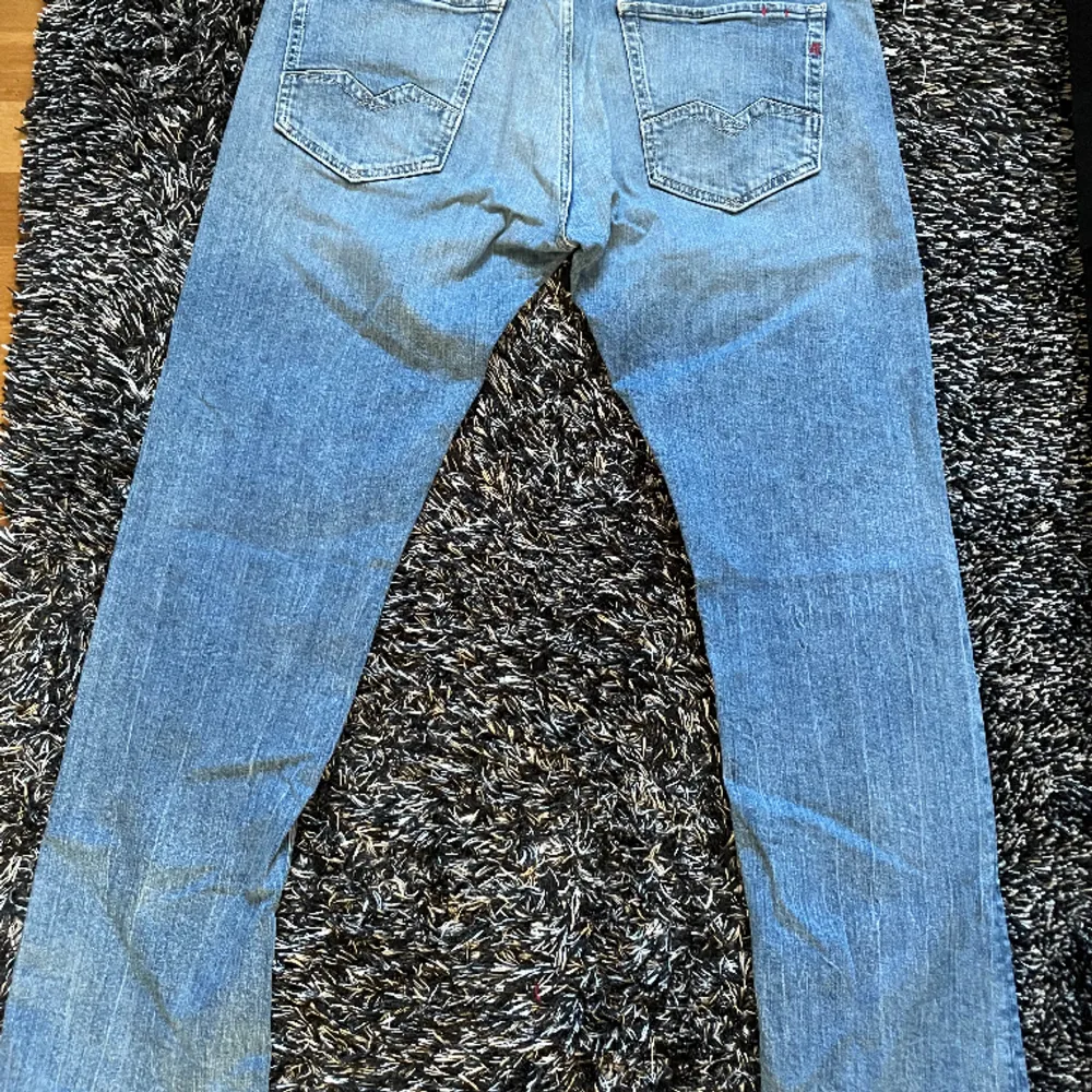Säljer nu dessa replay jeans skick 8/10. Dem är sparsamt använda och säljes då dom inte används längre. Pris kan diskuteras och de är bara att höra av sig vid minsta fundering!. Jeans & Byxor.