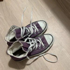 Lila converse  - köpta här på plick men kommer inte till använding längre 