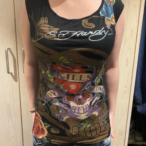 Ed Hardy linne - Säljer denna jätte snygga ed Hardy linnet eftersom det inte är min stil längre. Står inte storlek men jag som M passar jättebra i den. Köpt secondhand men aldrig använda av mig. Bra skick. Några diamanter är borta. Pris kan diskuteras!