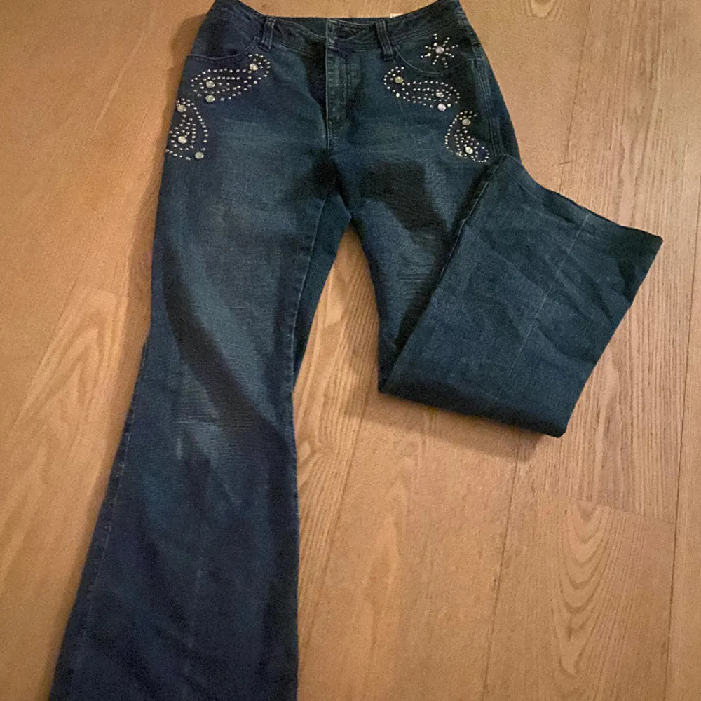 Snygga jeans som tyvärr inte passar mig längre, de var köpta orginelt på Beyond Retro men är i suveränt skick! Lågmidjade och fantastisk flare med superfina diamanter. . Jeans & Byxor.