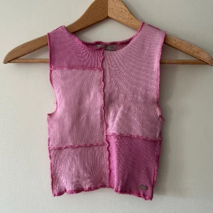 Två linnen - Två söta linnen, båda i strl XXS. Den rosa är köpt på zalando och det blåa är köpt på newyorker. 30 kr för en eller 50 kr för båda.