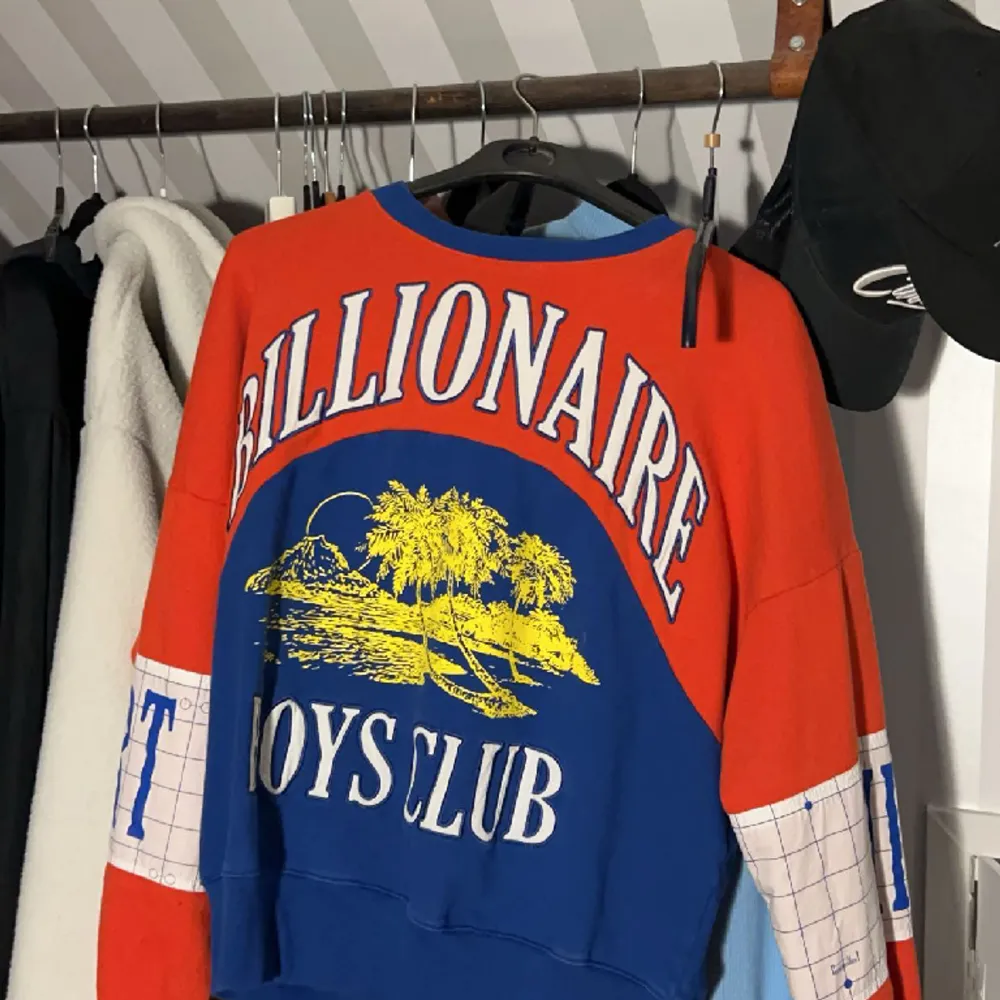 BILLIONAIRE BOYS CLUB Panelled Paradise Island Sweatshirt, Large  cond 9/10, köpt av en här på plick sen innan. Påse och tags medföljer. Slutsåld överallt verkar det som. . Hoodies.