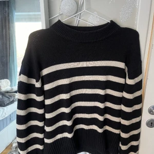 Stickad tröja - Randig stickad tröja från Gina, superfint skick och är sparsamt använd💗💗