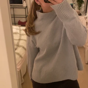 ljusblå &otherstories polotröja  - superfin polo tröja från &other stories i en fin blå färg, köpt på plick och aldrig använd, passar xs-m ( beroende på hur man vill att den ska sitta men jag har vanligtvis m 