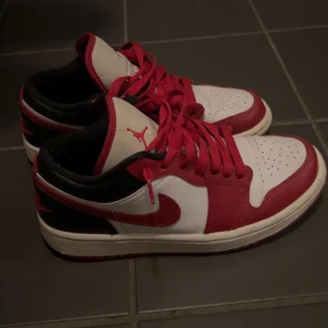 Jordans - Low Jordan skor som är i ett bra skick. Skorna är använda men är fortfarande i ett fint skick. Skorna är i storlek 38.5❤️