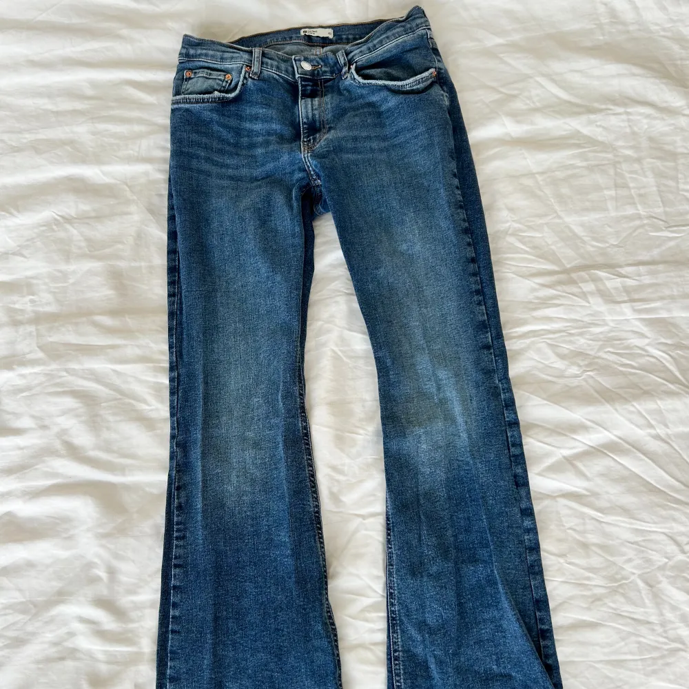 bootcut jeans i strlk 40, finns defekter som visas på sista bilden, därav priset🥰 kontakta vid frågor!. Jeans & Byxor.