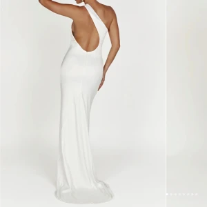 Balklänning - jätte fin balklänning från Meshki! aldrig använd däremot sytt bort släpet. nypris runt 2000 säljer för 1200🥰