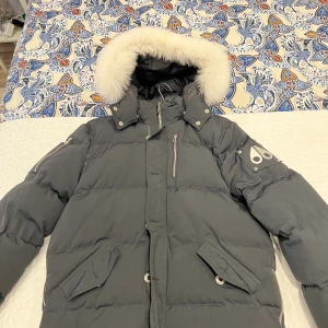 En helt ny Mose knuckles jacka pris 1900 - En helt ny Mose knuckles jacka den är i bra skick storlek L-XL inga skador eller fläckar pris kan diskuteras ops den är 