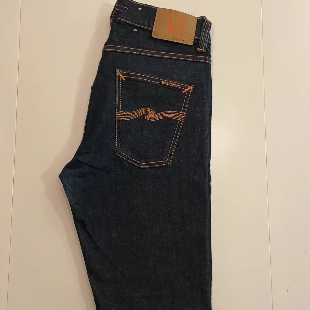 Ett par snygga Nudie jeans i nyskick, endast använda 2 gånger. 10/10 i skick👍  Priset kan diskuteras vid snabb affär! Nypris 1599kr. Jeans & Byxor.