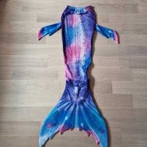 Sjöjungfru fena och baddräkt - En sjöjungfru fena som aldrig används i vatten (bara testats några gånger innomhus). Perfekt till barn i storlek 140 som älskar att bada! Kommer med en två dels badräkt och en monofin! Det är bara skriva för fler bilder på allt!
