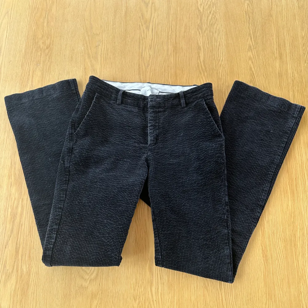 Lågmidjade svarta manchesterbyxor från neo noir, bra skick 💕. Jeans & Byxor.