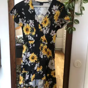 Sommarklänning med blommor. Från Gina Tricot i storlek XS. Använd i fint skick