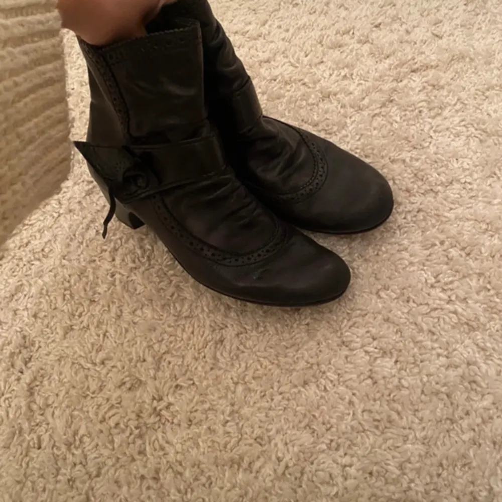 Skitsnygga låga boots, aldrig använda, har en vintege look som gör dom lite mer unika, klack ca 4 cm. Skor.
