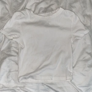 Vit T-shirt - Vit t-shirt i storlek XS men sitter som S.  Kan mötas upp i Göteborg, annars står köpare för frakt.