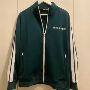 Palm Angels tröja - Säljer denna Palm angels tröja i storlek S men stor i storleken så funkar även på M. Tröjan är helt oanvänd och i toppskick. Säljer den för att det inte är min stil längre. 