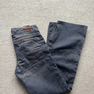 Low waist jeans bootcut - Lågmidjade bootcut jeans från Lee :) säljer då de är för små för mig💓mått: midja 80cm, innerben 79cm
