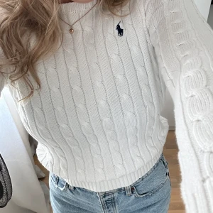 Ralph lauren tröja  - Kabelstickad tröja från Ralph Lauren, knappt använd. Passar M-xs beroende på hur man vill att den ska sitta. Fint skick inga fläckar eller så!🥰