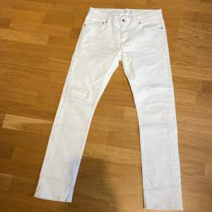 Säljer nu dessa vita Emilio jeansen jeanious slim White coated som inte kommer till annvändning. Storlek w32 L32