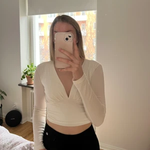 Smickrande blus - Så fin blus som sitter helt perfekt! Där är dock några noppor på ärmarna som syns på sista bilden! Går säkert att få bort